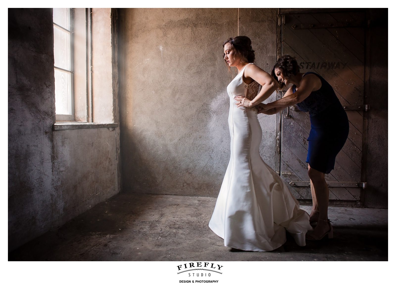 quincy-wedding-dick-brothers-brewery-bridal-getting-ready-toss-bra